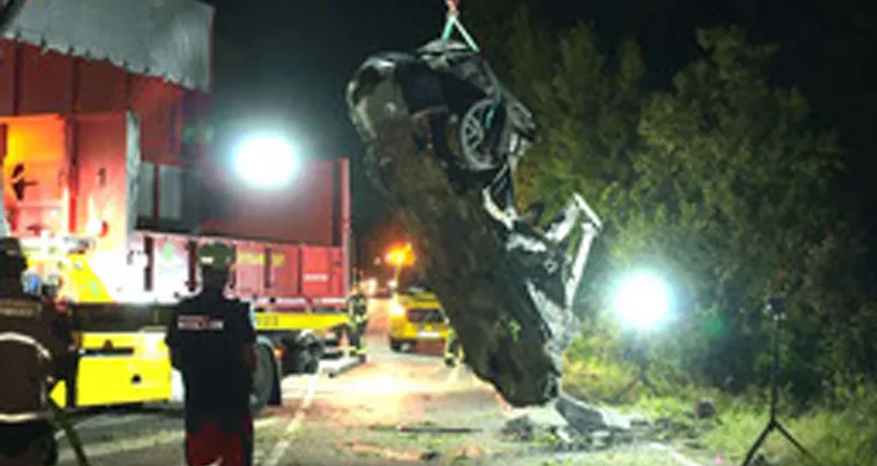 almanyada tesla faciasi elektronik kapilar acilmayinca surucu ve iki cocuk yanarak can verdi Bqy16PSM