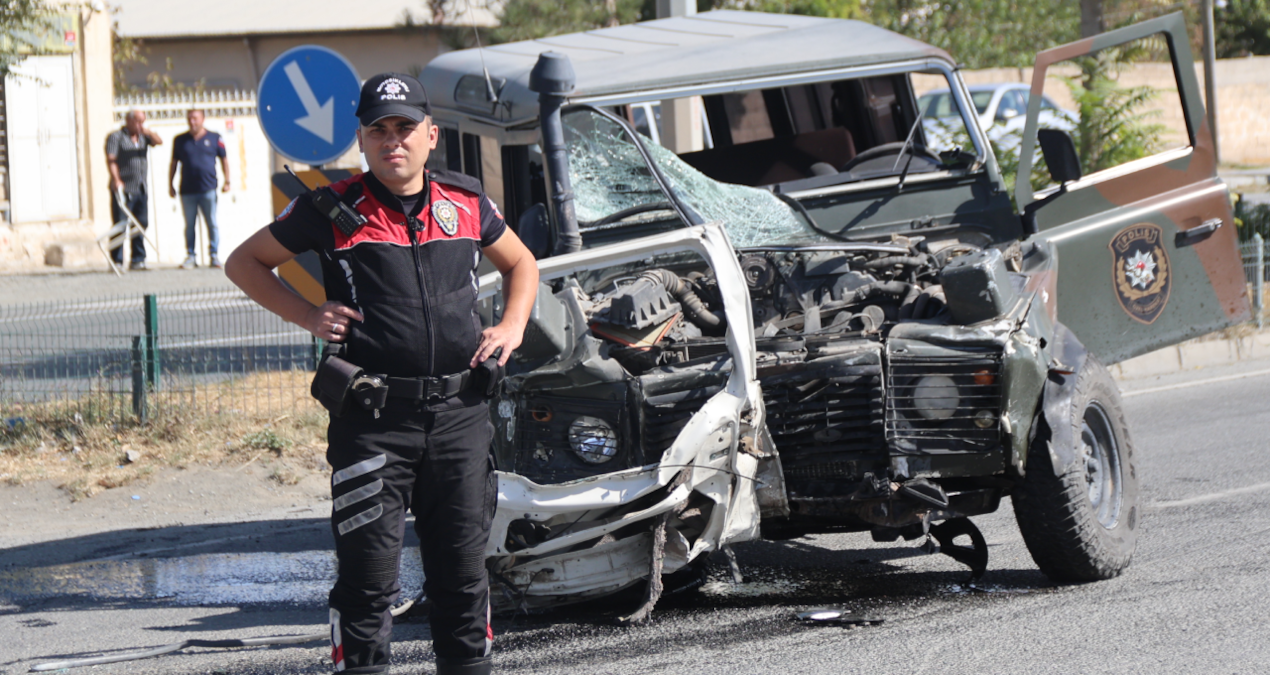 igdirdaki trafik kazasinda 1i polis 4 kisi yaralandi D5GF5Mgl