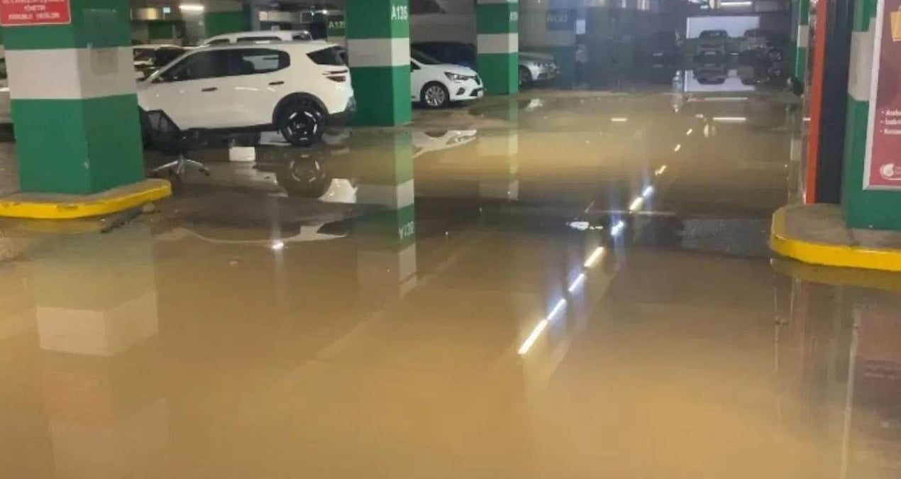 kadikoyde su borusu patladi avm otoparki gole dondu vDA54bbm