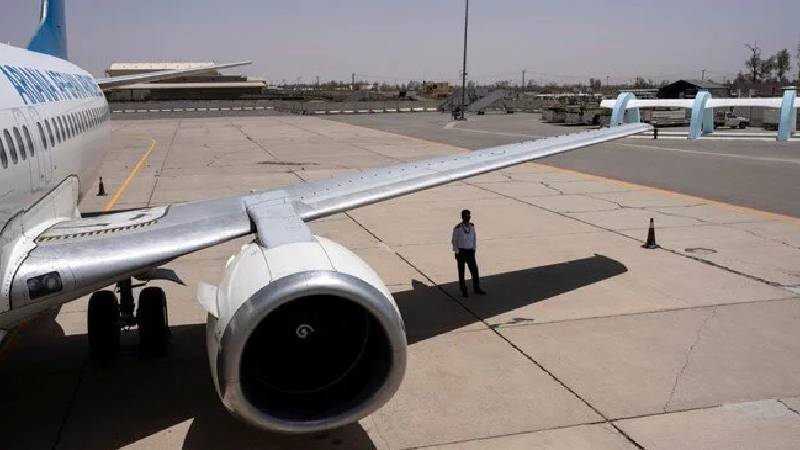 yolcu ucaginin inis takimlari yuvasina saklanan cocuk kabilden yeni delhiye uctu zRySpOEZ