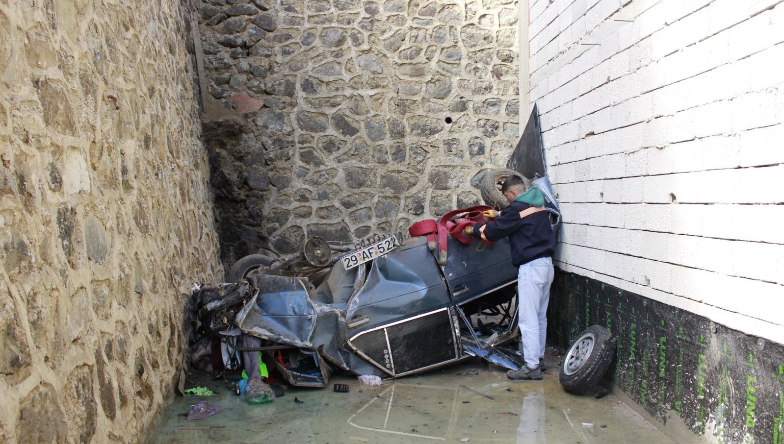 60 metrelik ucurumdan asagiya yuvarlandi YA9yCqKt.jpg