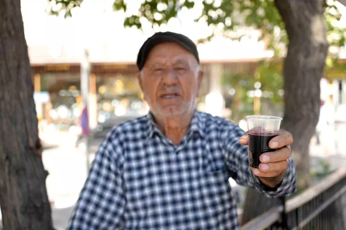 86 yasindaki usta 40 yildir dogal karadut suyu satiyor 3JNMuNwD.jpg