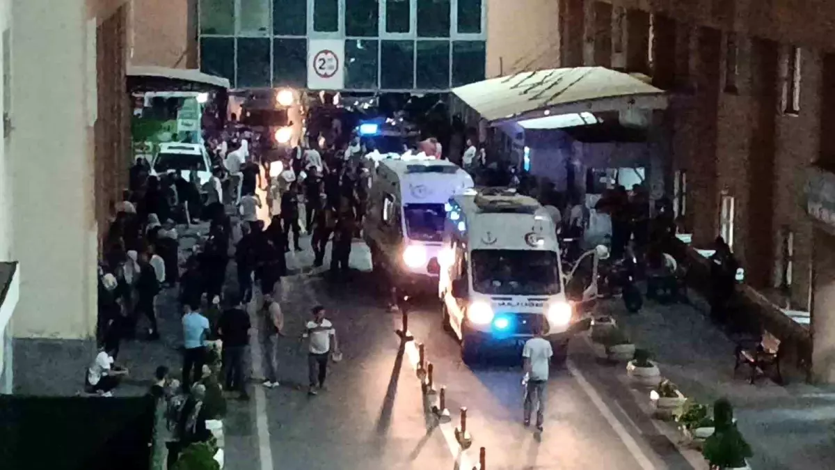 batmanda trafik kazasi sonrasi bicakli kavga 2 yarali UUB1SpTA