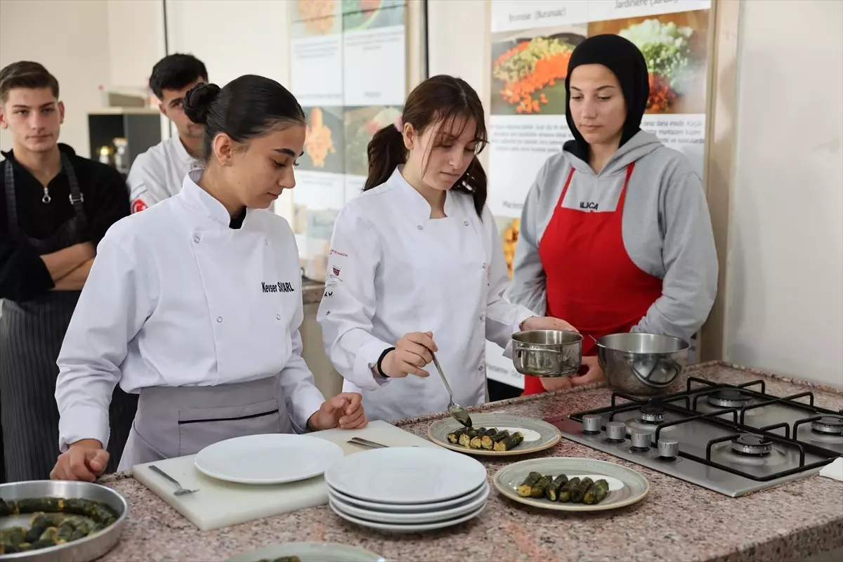 erzurum ticaret borsasi baskani gastronomi yarismasinda basari kazanan okulu ziyaret etti ZC1hZile.jpg